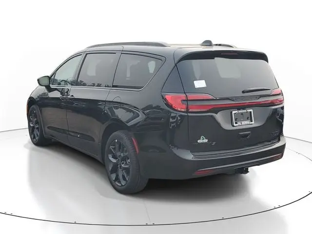 2027 Chrysler Pacifica Limited AWD photo 3