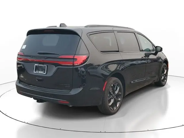2027 Chrysler Pacifica Limited AWD photo 4
