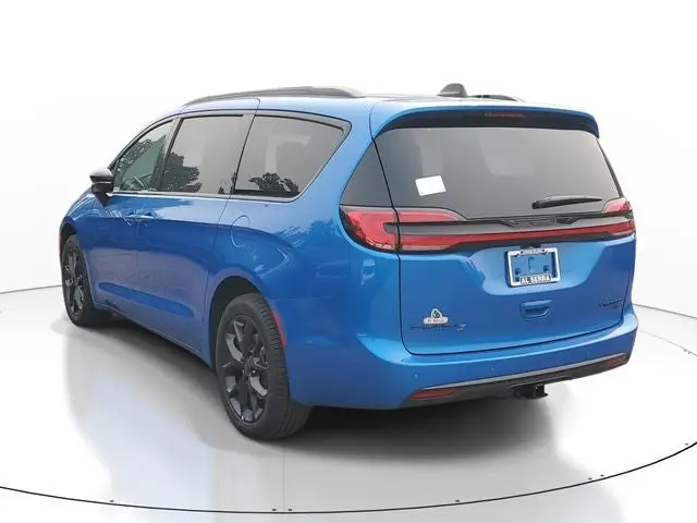 2027 Chrysler Pacifica Limited AWD photo 3
