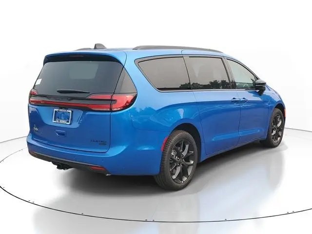 2027 Chrysler Pacifica Limited AWD photo 4