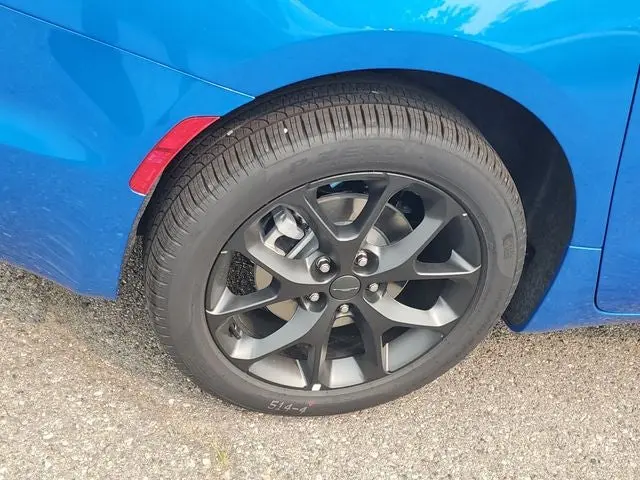2027 Chrysler Pacifica Limited AWD photo 5