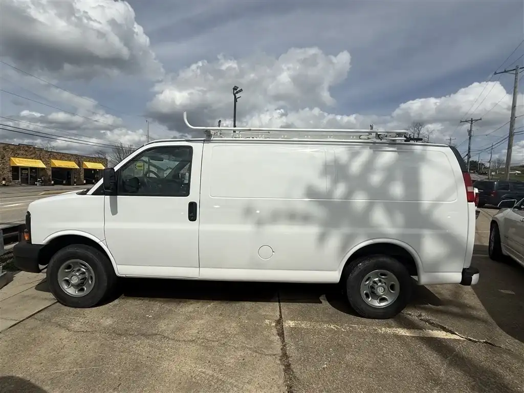 2008 Chevrolet Express 2500 Work Van HD's photo