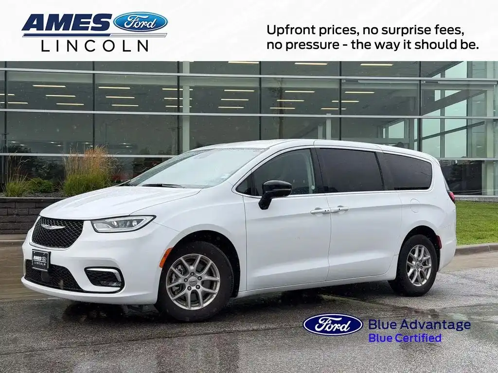 2024 Chrysler Pacifica Touring L's photo