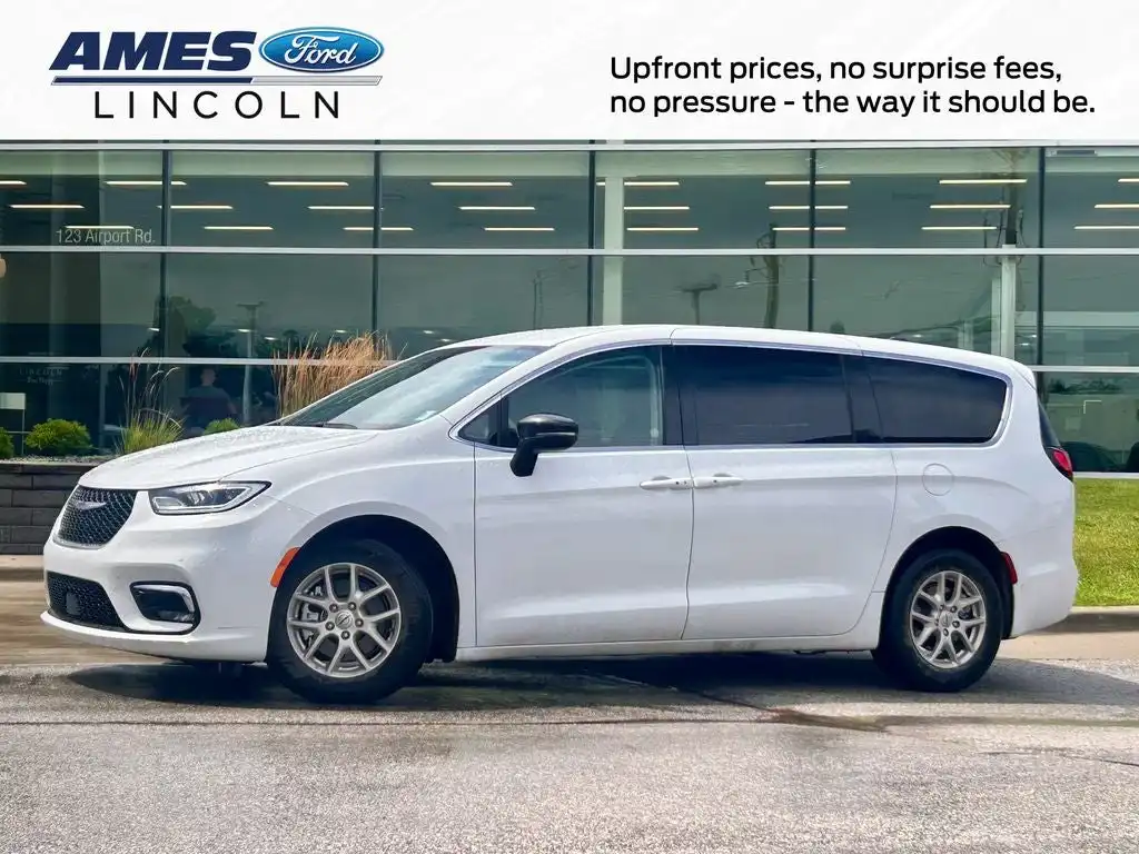 2024 Chrysler Pacifica Touring L's photo