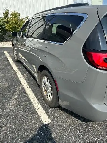 2022 Chrysler Pacifica Touring L photo 3