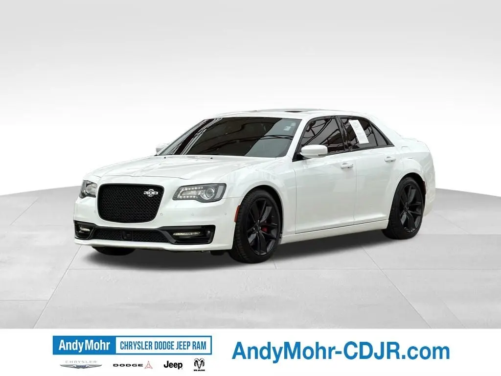 2023 Chrysler 300 C photo 3