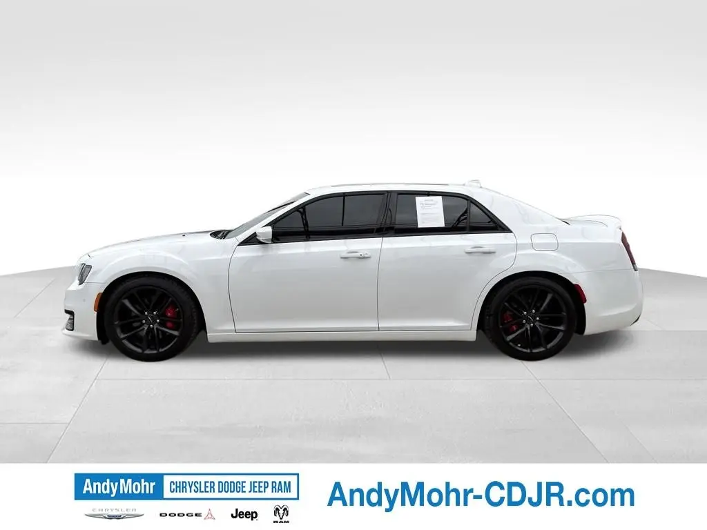2023 Chrysler 300 C photo 4