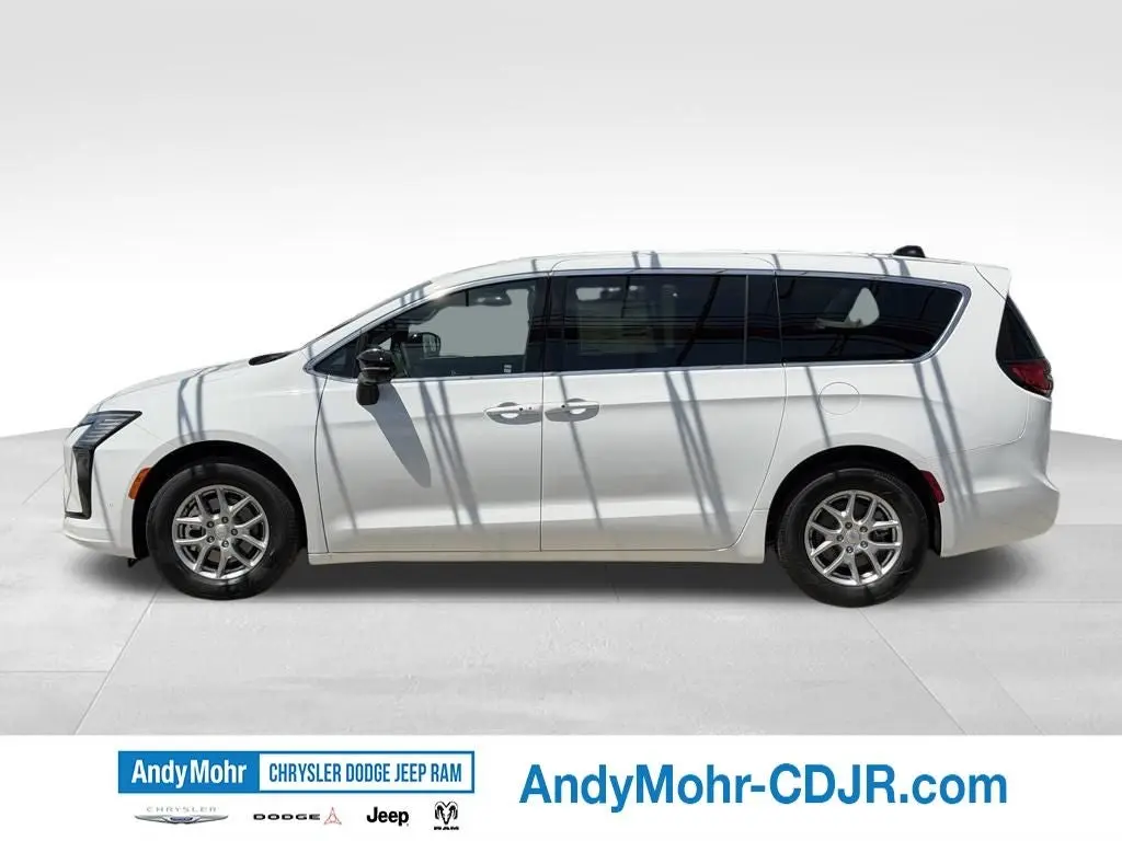 2027 Chrysler Pacifica Select photo 4
