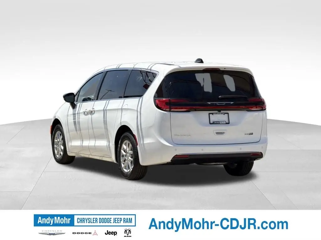2027 Chrysler Pacifica Select photo 5