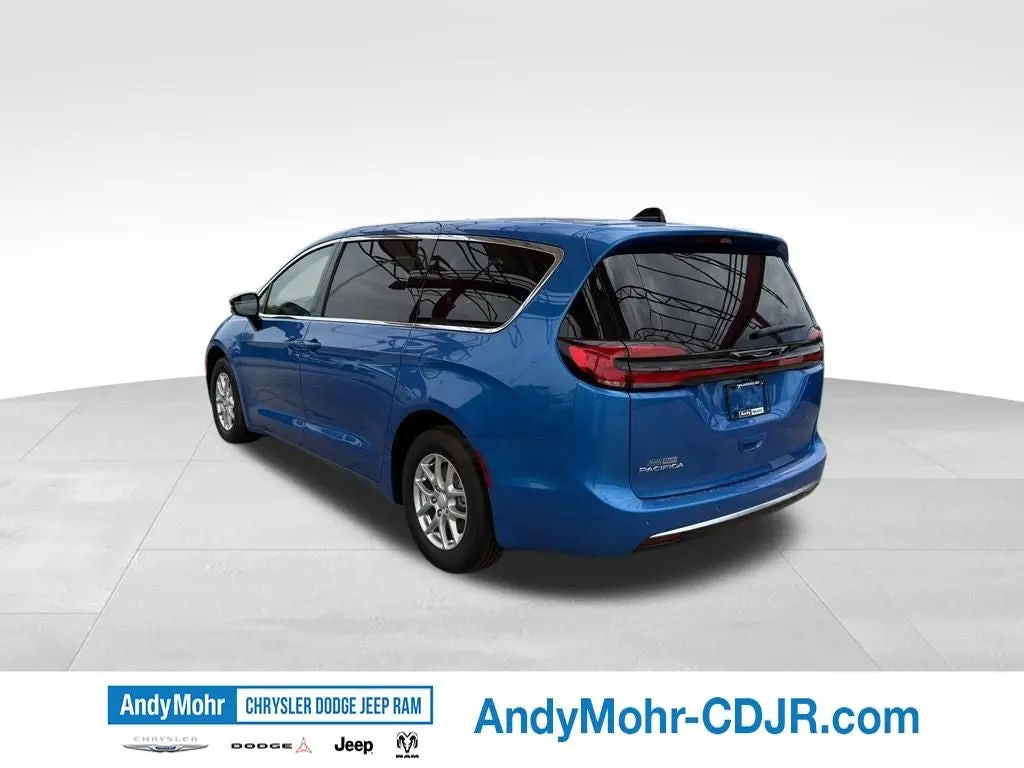 2027 Chrysler Pacifica Select photo 5