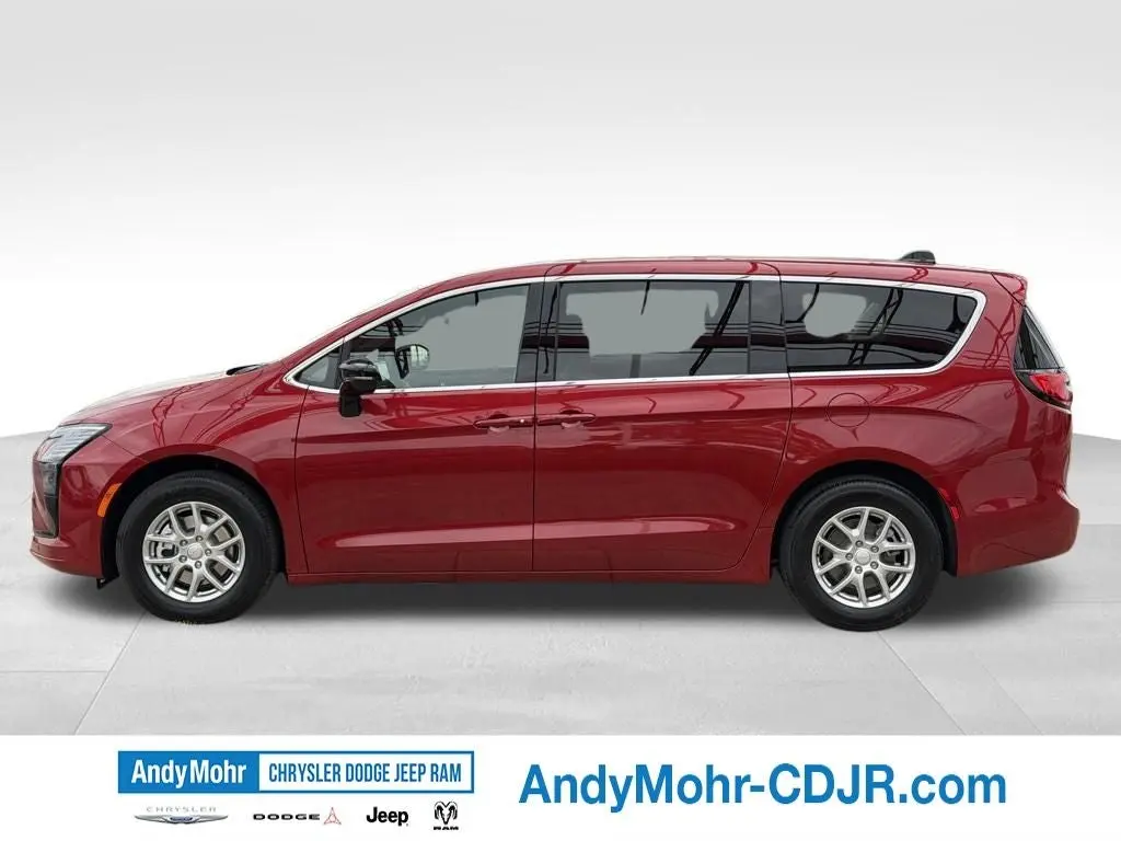 2027 Chrysler Pacifica Select photo 4
