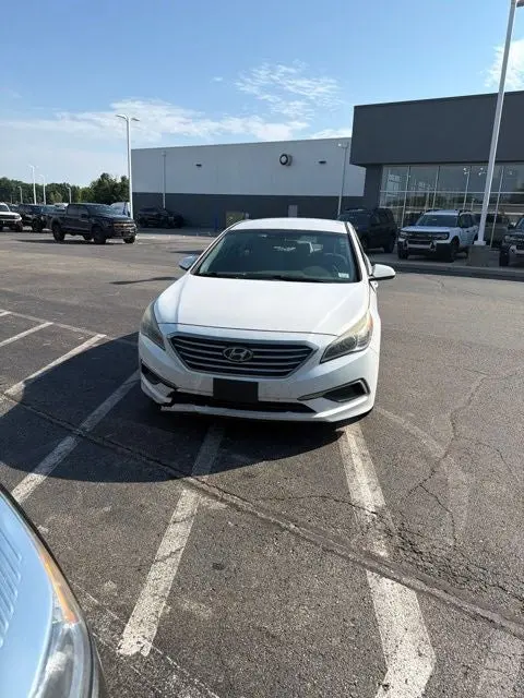 2017 Hyundai Sonata Base photo 3