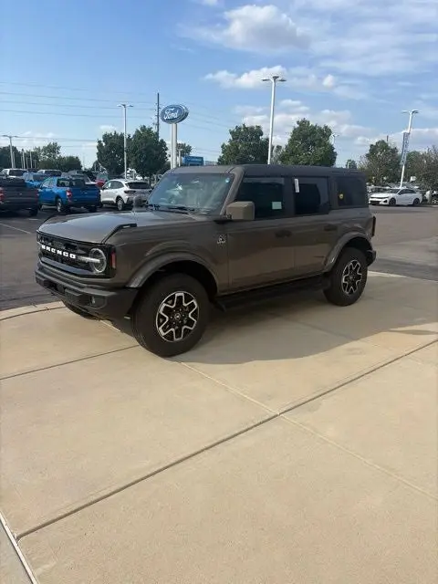 2026 Ford Bronco Outer Banks 4x4 photo 3