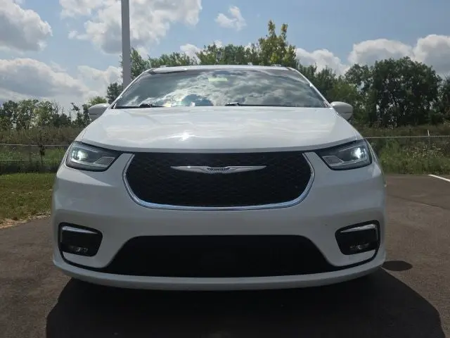 2022 Chrysler Pacifica Touring L photo 3