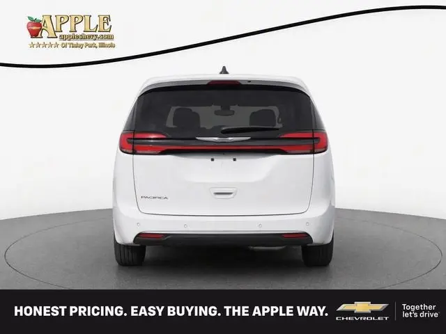 2023 Chrysler Pacifica Touring L photo 4
