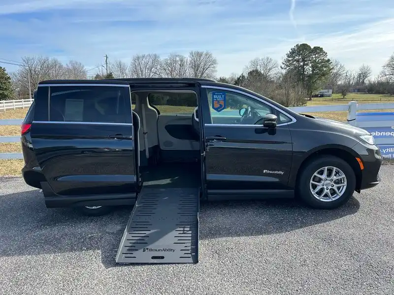 2022 Chrysler Pacifica Touring L's photo