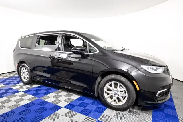 2025 Chrysler Pacifica Select photo 1