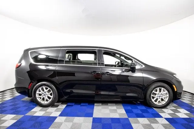2025 Chrysler Pacifica Select photo 4
