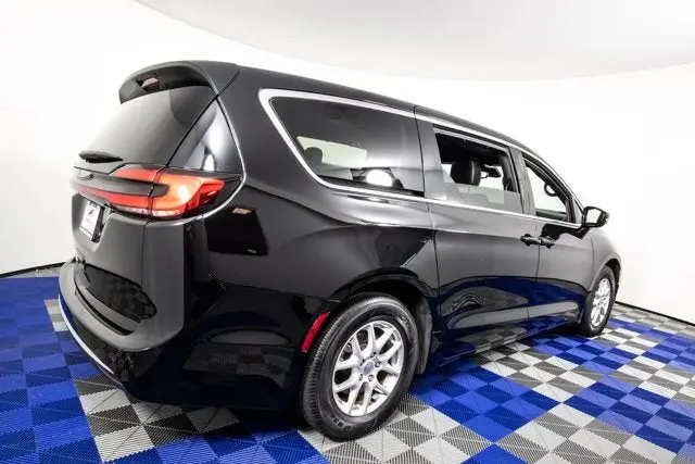 2025 Chrysler Pacifica Select photo 5