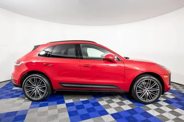 2024 Porsche Macan Base photo 4