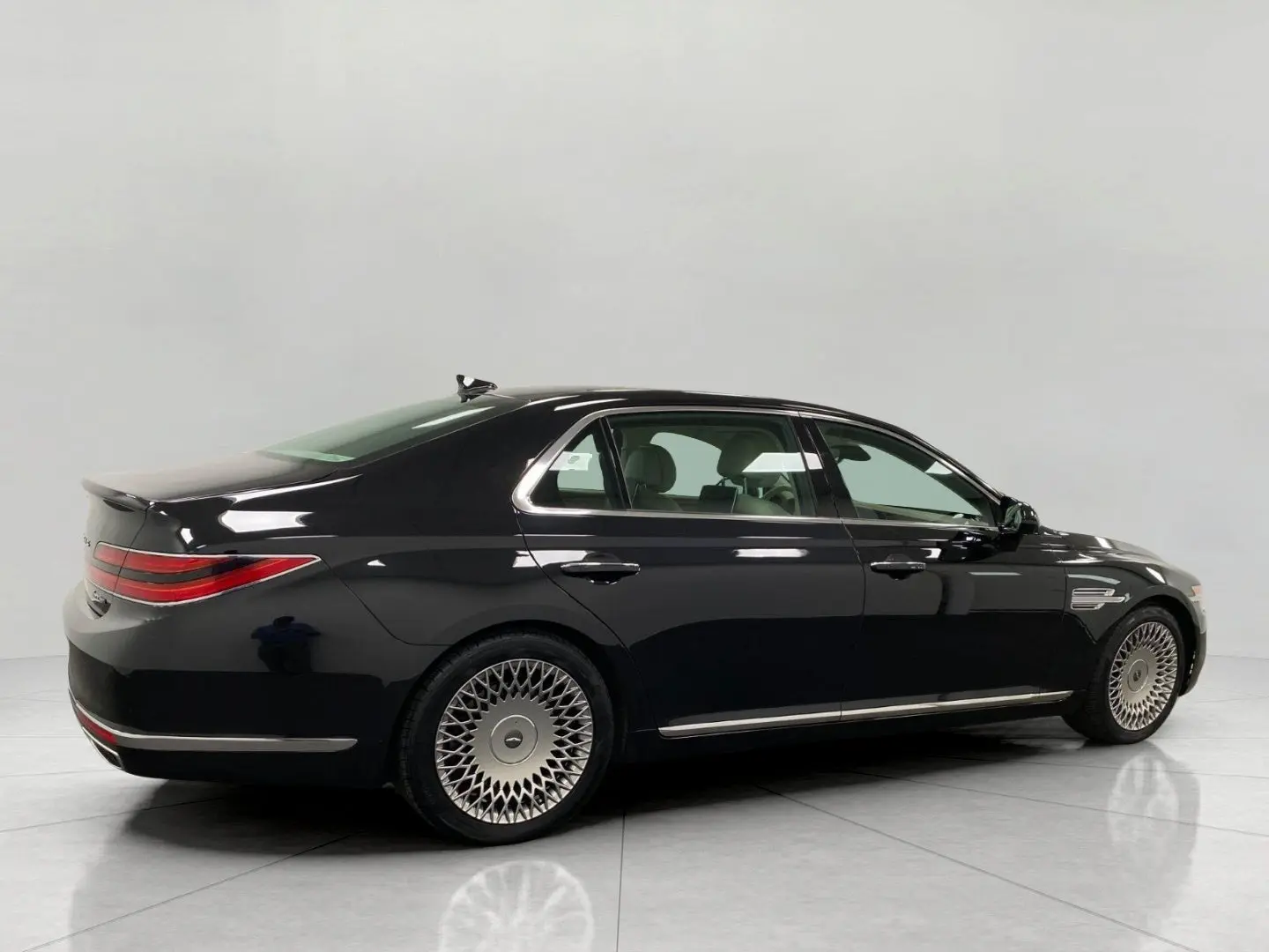 2022 Genesis G90 5.0 Ultimate AWD photo 3