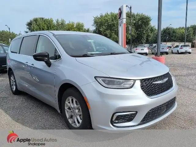 2024 Chrysler Pacifica Touring L's photo