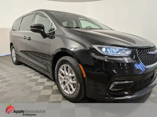 2023 Chrysler Pacifica Touring L's photo