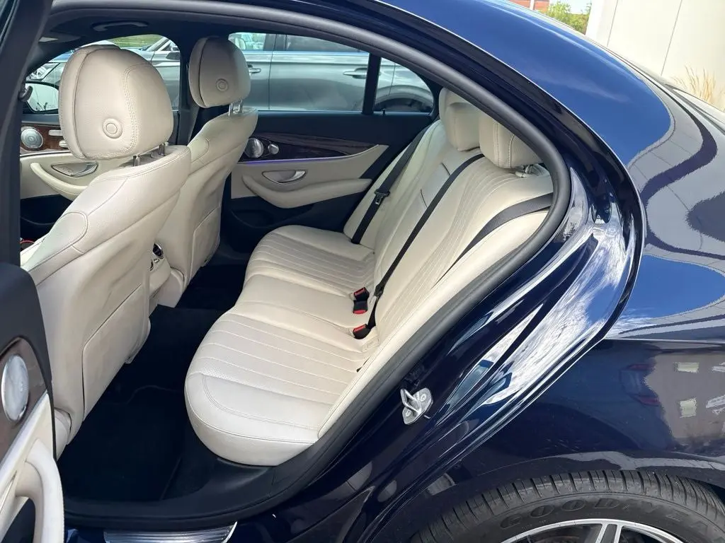 2017 Mercedes-Benz E-Class E300 4MATIC photo 5