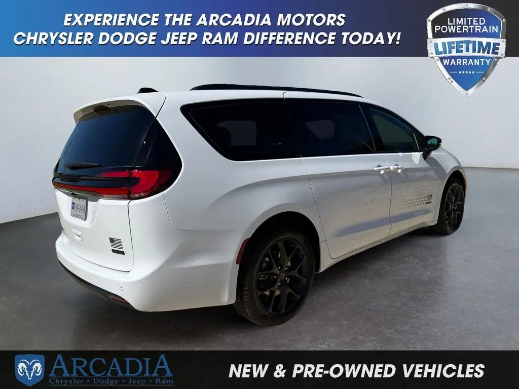 2027 Chrysler Pacifica Select AWD photo 5