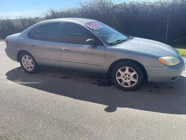 2005 Ford Taurus SE's photo