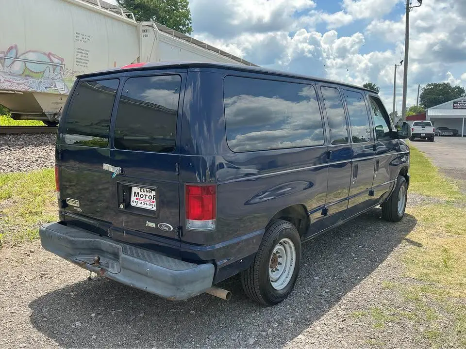 2009 Ford E-Series E-150 XLT photo 4