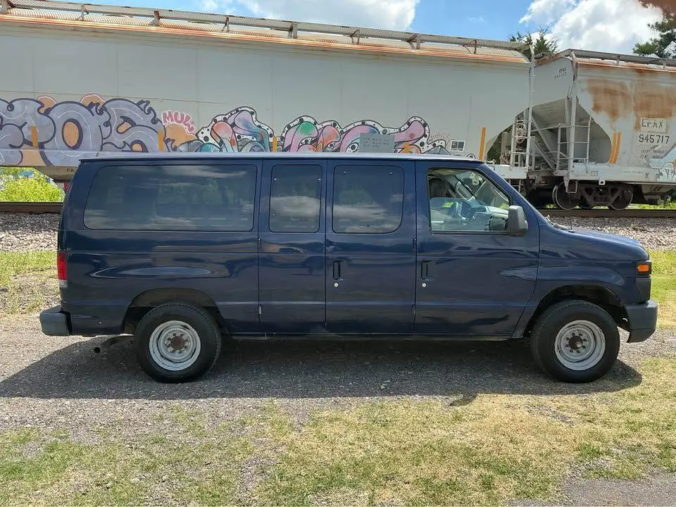 2009 Ford E-Series E-150 XLT photo 3
