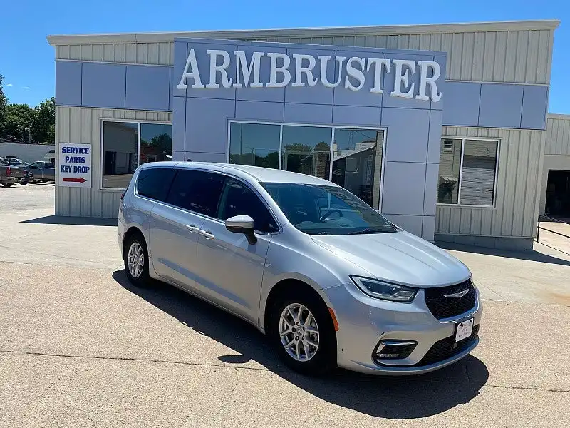 2023 Chrysler Pacifica Touring L's photo