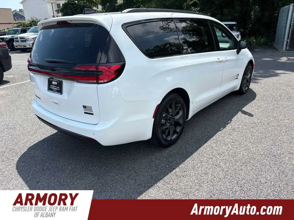 2027 Chrysler Pacifica Select photo 4