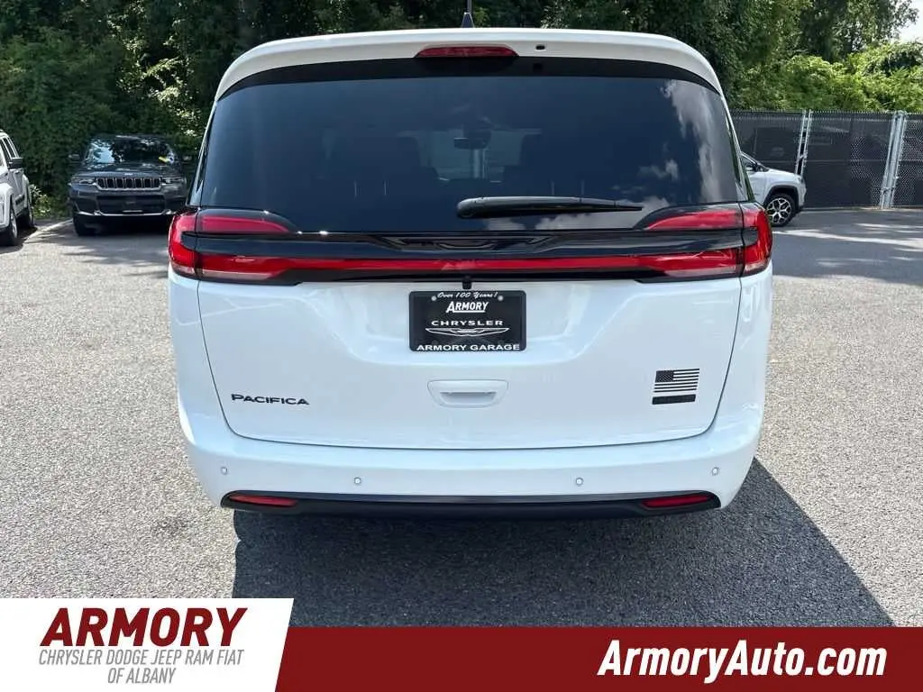 2027 Chrysler Pacifica Select photo 5