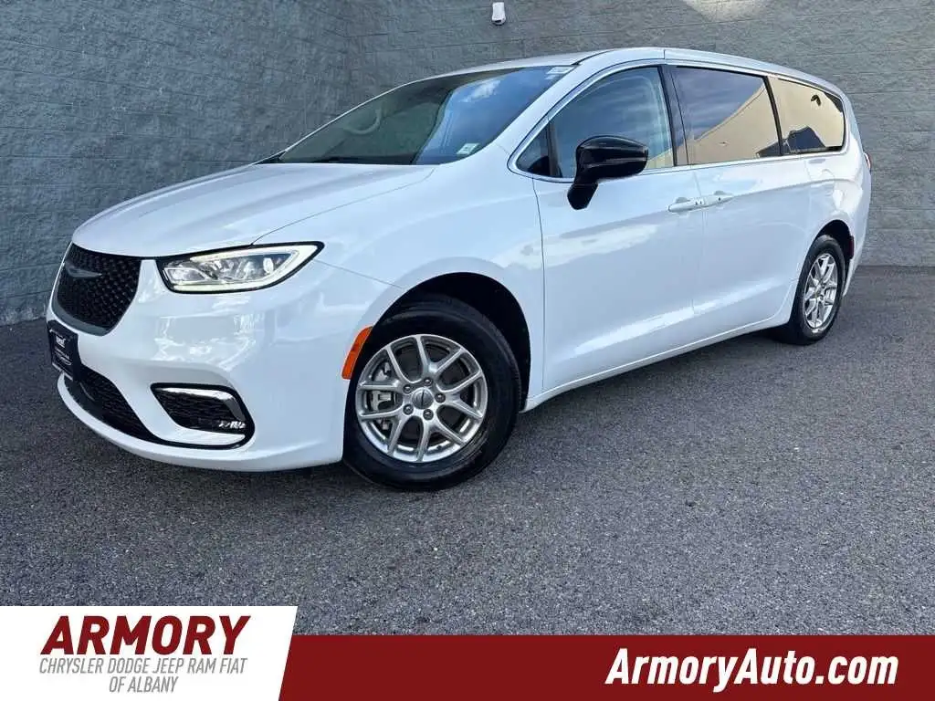 2024 Chrysler Pacifica Touring L's photo