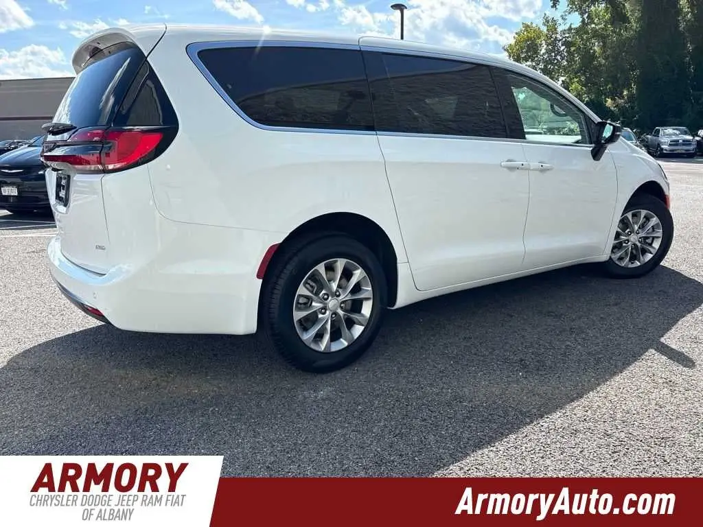 2027 Chrysler Pacifica Select AWD photo 4