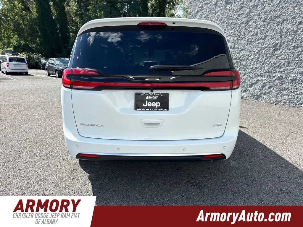2027 Chrysler Pacifica Select AWD photo 5