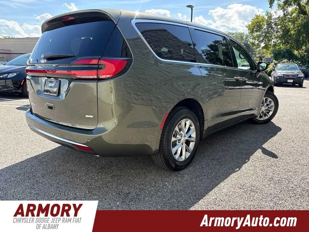 2027 Chrysler Pacifica Select AWD photo 4