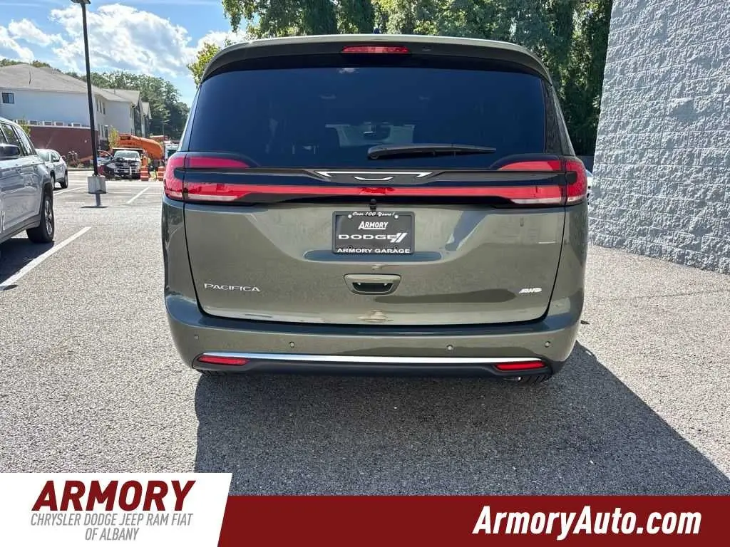 2027 Chrysler Pacifica Select AWD photo 5