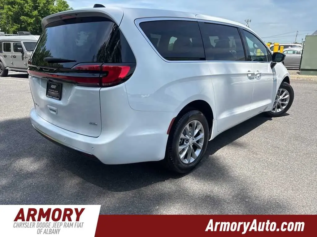 2027 Chrysler Pacifica Select AWD photo 4