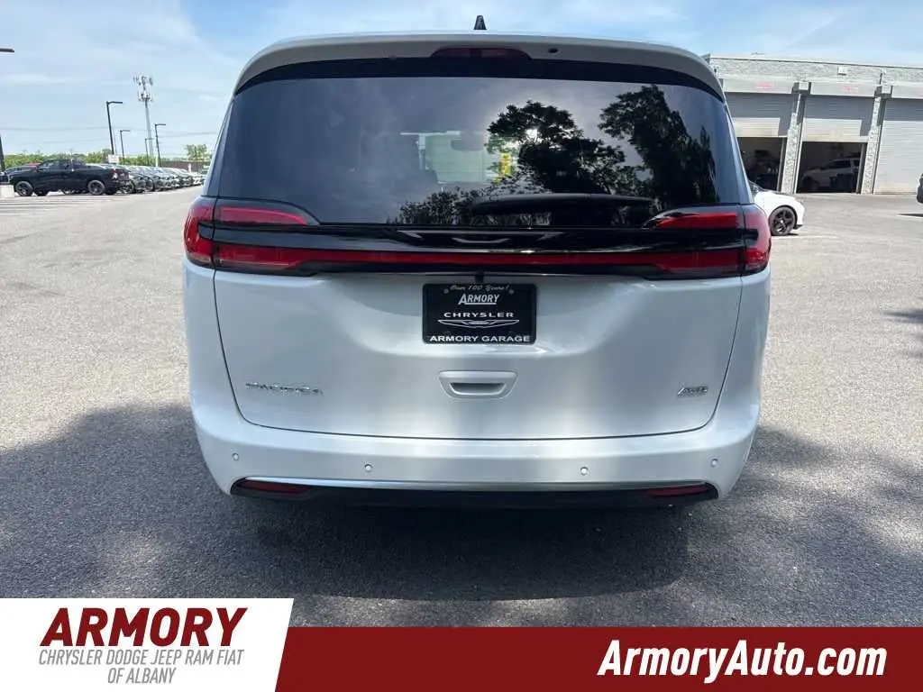 2027 Chrysler Pacifica Select AWD photo 5