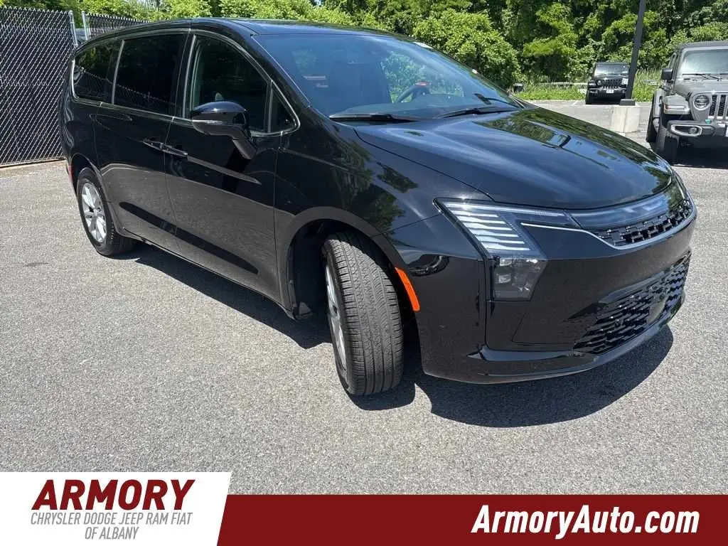 2027 Chrysler Pacifica Select AWD photo 3