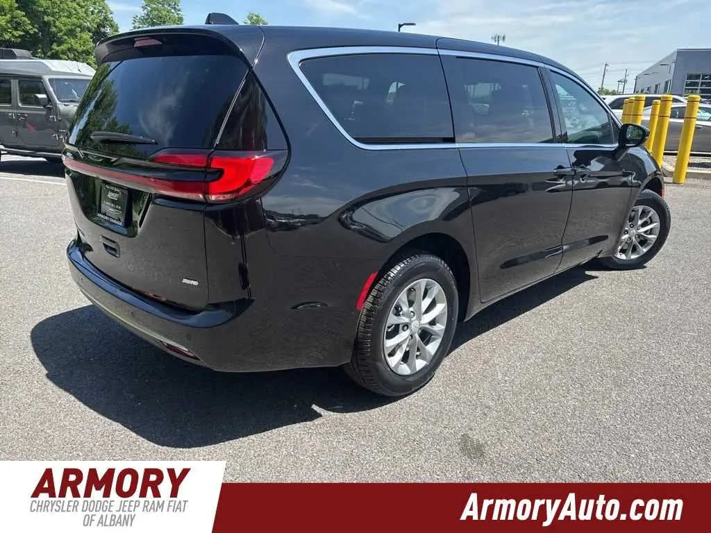 2027 Chrysler Pacifica Select AWD photo 4