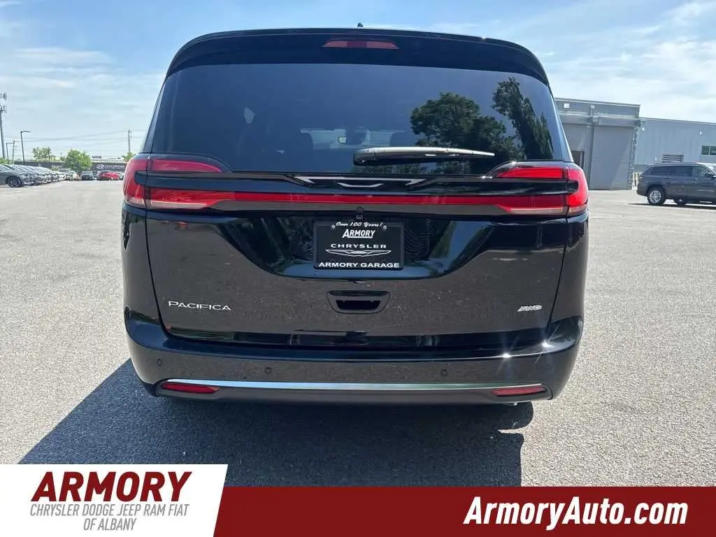 2027 Chrysler Pacifica Select AWD photo 5