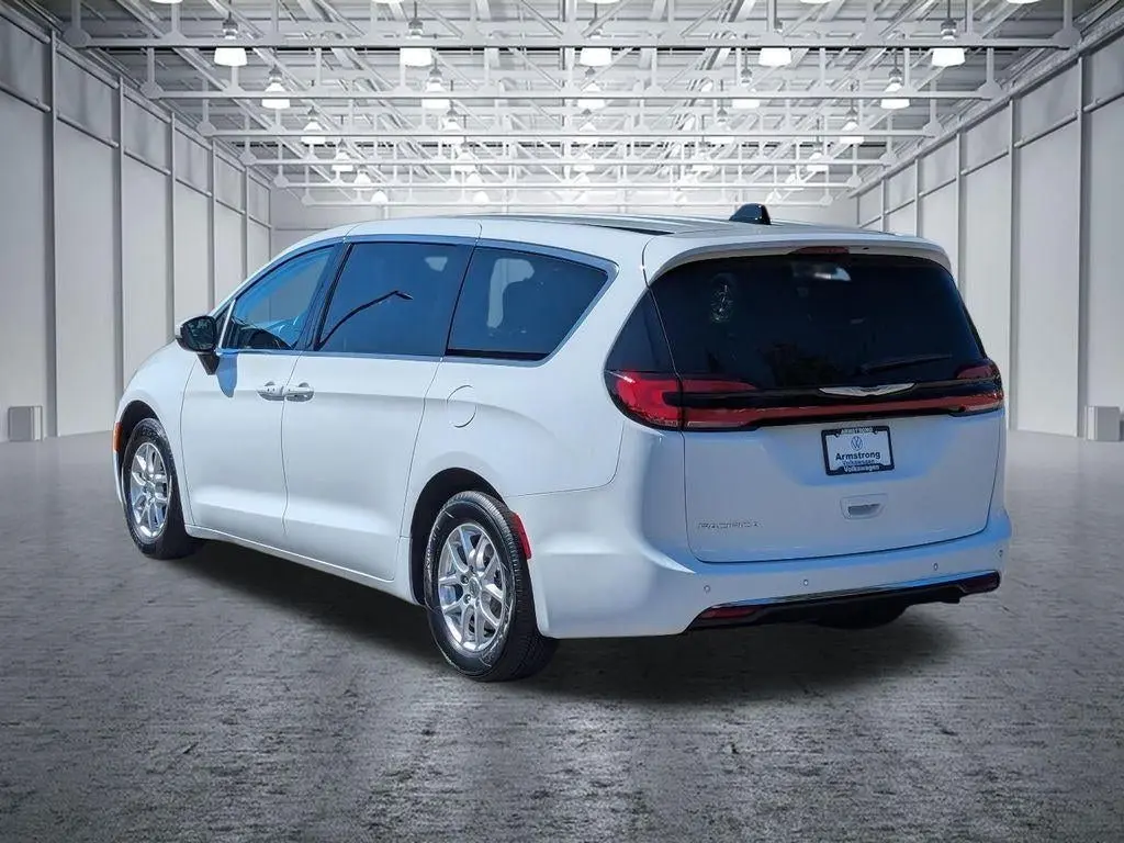 2023 Chrysler Pacifica Touring L photo 3