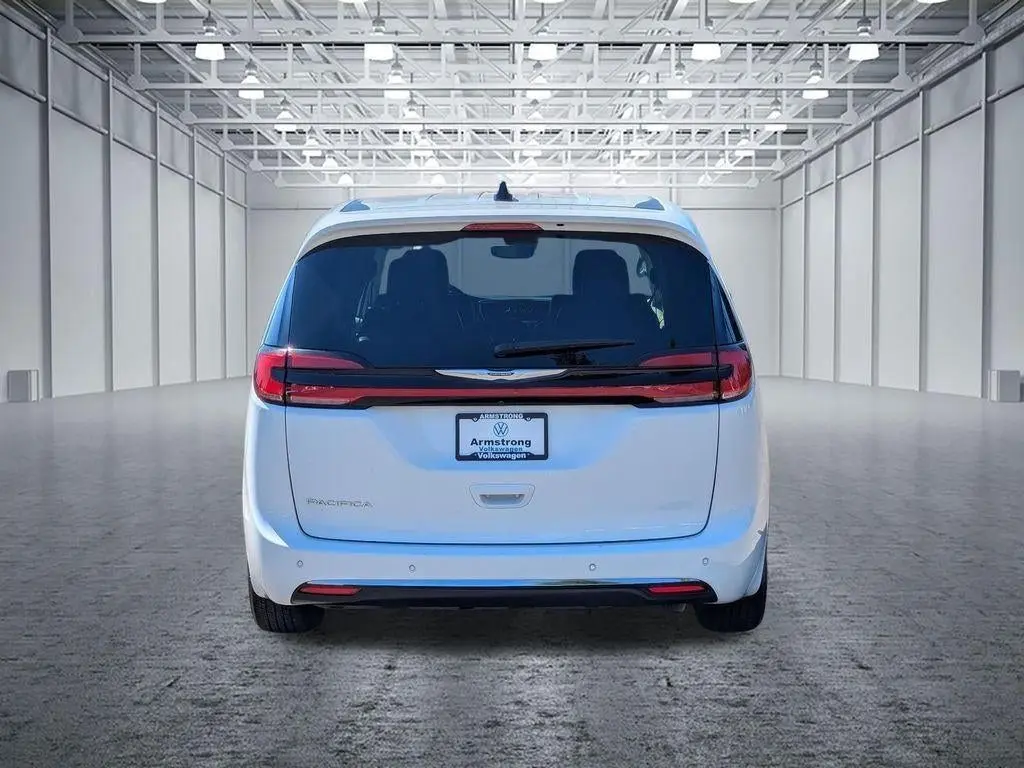 2023 Chrysler Pacifica Touring L photo 4