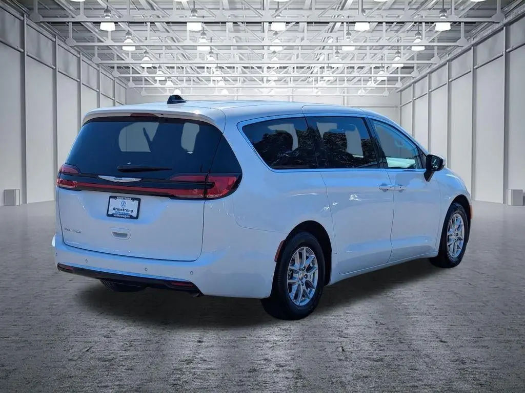 2023 Chrysler Pacifica Touring L photo 5