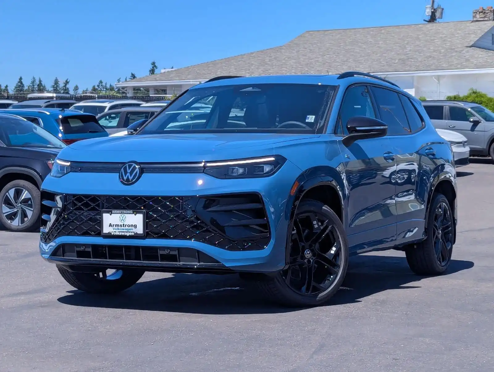 2026 Volkswagen Tiguan 2.0T SE R-Line Black 4Motion's photo