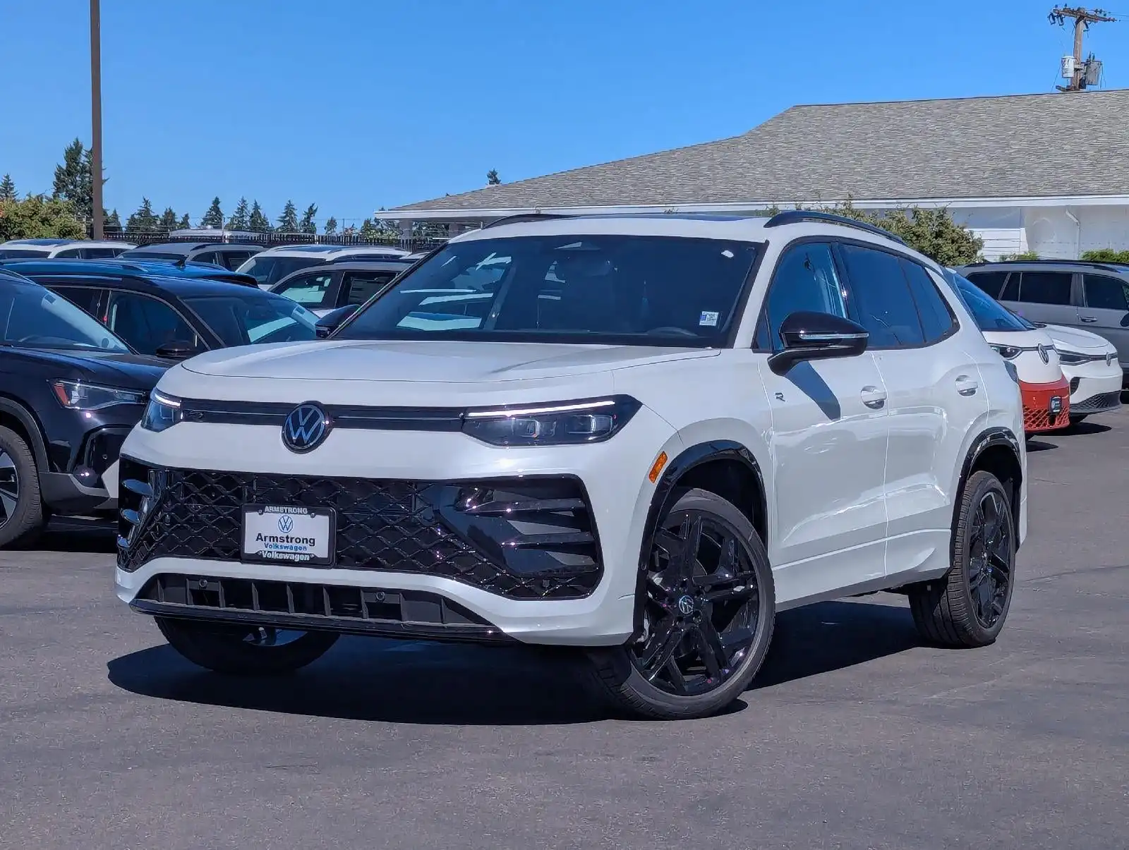 2026 Volkswagen Tiguan 2.0T SE R-Line Black 4Motion's photo